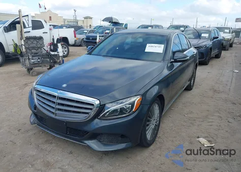 2015 Mercedes-Benz C 300 Luxury 4Matic z USA, uszkodzony, nr VIN 55SWF4KB0FU030722